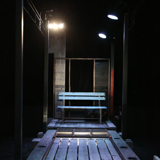scénographie de de A la renverse. De Karin Serres. Mise en scène de Pascale Daniel-Lacombe. Scénographie Eric Charbeau, Philippe Casaban. Lumières Yvan Labasse. Création sonores Clément Marie Matthieu. Création: l'Agora, Pau-Billère.