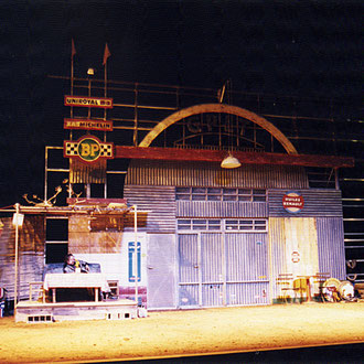Dépannage de Pauline Sales. Mise en scène Laurent Laffargue. Scénographie Eric Charbeau, Philippe Casaban. Costumes Hervé Poedomenge. Lumières Alain Unterneur.  Création Festival de Blaye (1999).