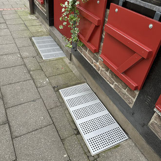 Verzinkte Lichtschachtabdeckung mit Einbruchschutz in Düsseldorf für Kellerfenster