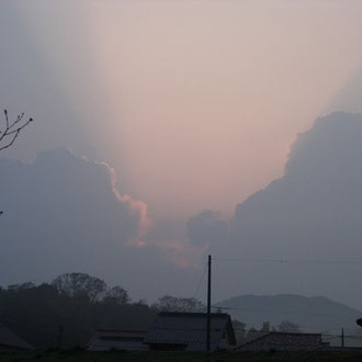 雲の隙間を貫く朝日