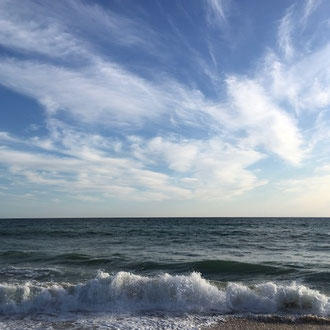 Sonnengruß am Morgen am Meer Retreat Juni Yoga