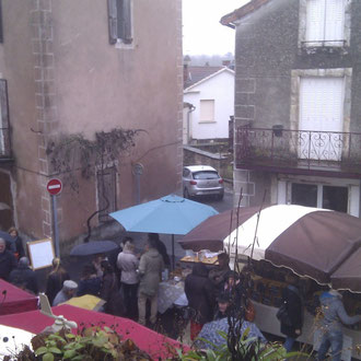 Le parvis de l'église marché aux petits producteurs fête de la Truffe  lalbenque lot 46