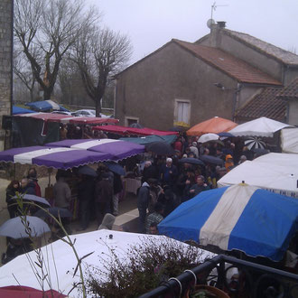 Le parvis de l'église marché aux petits producteurs fête de la Truffe  lalbenque lot 46