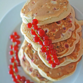 pancakes, johannisbeeren, frühstuck, pfanekuchen, einfache rezepte zum frühstuck