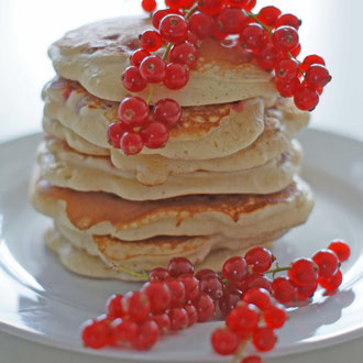 pancakes, johannisbeeren, frühstuck, pfanekuchen, einfache rezepte zum frühstuck