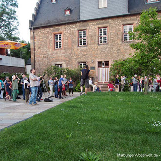 Viele begeisterte Uhu-Beobachter fanden sich abends rund um die Elisabethkiche ein. Foto: Axel Wellinghoff