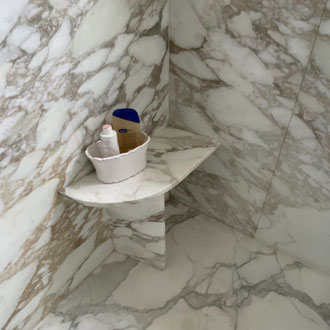 Douche à l'italienne en marbre de Calacatta