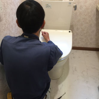 トイレ水漏れ修理作業中