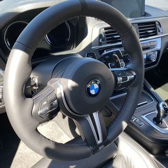 Volant BMW M2 cuir nappa lisse noir, point M, bande de rappel Alcantara noir
