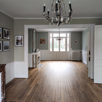 Rénovation intérieure d’une pièce de vie, dans une maison dans l'Oise, avec parquet ancien et boiseries, projet d’architecture d’intérieur maison ancienne