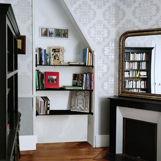 Création d'un bureau avec bibliothèque sur mesure, dans une maison dans l'Oise, cheminée noire et parquet ancien, projet d’architecture d’intérieur.