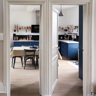 Détail de l'entrée d'une cuisine contemporaine, projet d’architecture intérieure dans une maison dans l'Oise par Bologna Design.