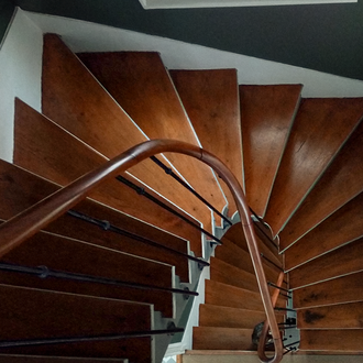 Escalier en bois sur mesure – architecture d’intérieur et conception d’espaces à caractère dans le Val d'Oise.