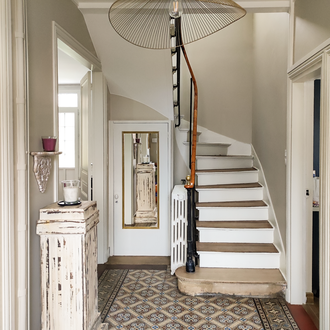 Entrée avec escalier en bois et sol en carreaux de ciment, dans une maison dans l'Oise – rénovation et architecture d’intérieur.