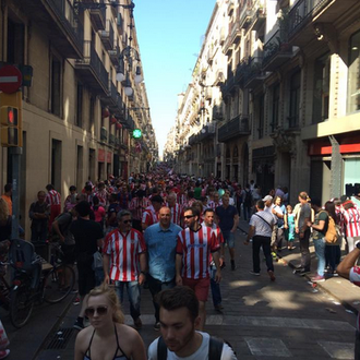 Rue envahie par les supporteurs de Bilbao