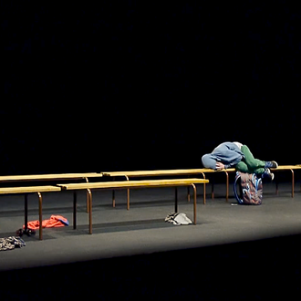 scénographie de L'endive aux vestiaires d'après "Qui suis-je?" de Thomas Gornet. Mise ne scène S. Sampietro. Scénographie costumes Eric Charbeau et Philippe Casaban   Création: Le Champ de foire, Saint André de Cubzac 2015.