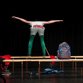 scénographie de L'endive Au Vestiaire. Texte de Thomas Gornet. Mise en scène de Sébastien Sampietro, Compagnie Les Volets Rouges. Théâtre Le Champ De Foire, St André de Cubzac.