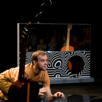 scénographie de Toi et moi dix doigts. Spectacle musical pour les enfants de 6 mois à 5 ans pour les lieux de la petite enfance et sur scène. Conception et mise en scène : Sophie Grelié. Cie Eclats. Athénor Scène Nomade, St Nazaire - Centre National de Cr