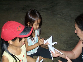 En 2010, dans certains des villages très perdus des ethnies H'mong ( NORD VIETNAM) hors circuits touristiques, avec un guide quelques rencontres, collectages et pliages d'origami... 