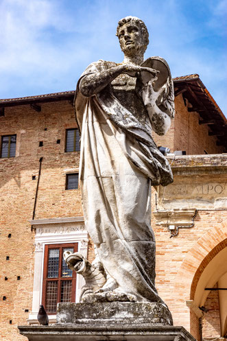 Urbino: Statua di San Crescentino