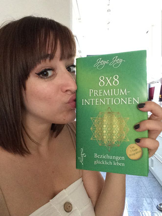 Jayc Jay ganz stolz mit ihrem 2. Band der Buchreihe 8 x 8 Premiumintentionen "Beziehungen glücklich leben"