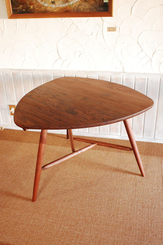 トライアングルテーブル　木製テーブル