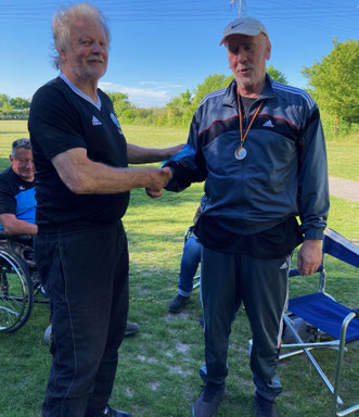 Gratulation an den starken Sieger beim Diskus grichisch, Johann Stein.