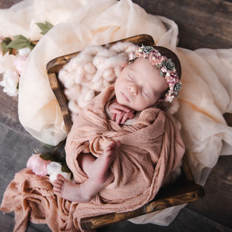 Neugeborenes Baby im Studio Neuburg an der Donau - Fotografie Tanneberger. 