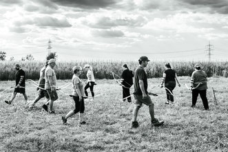 9 Kursteilnehmer beim meditativen Bogenschiesseen in der Natur bei Naturnah-Bogenschiessen