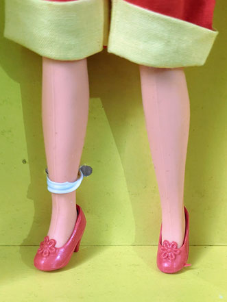 Rare red soft rubber pumps worn by Bermuda Fleur in yellow-red outfit variation. NRFB doll owned by Magda Wisniewska.