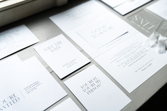 Ein Hochzeitspapeterie Set von Cariz Design in weiß und grau. 