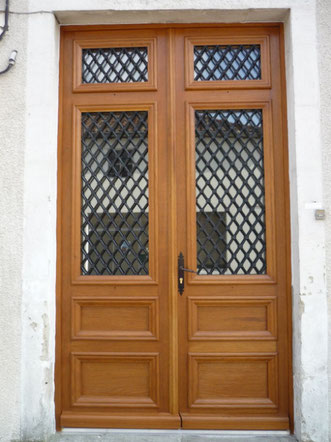 Porte d'entrée double en bois fabriquée par la menuiserie Lethu 79 et 86