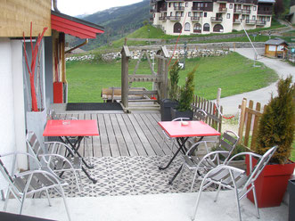 Terrasse de 60 m² - Barbecue au gaz - mobilier extérieur - transats