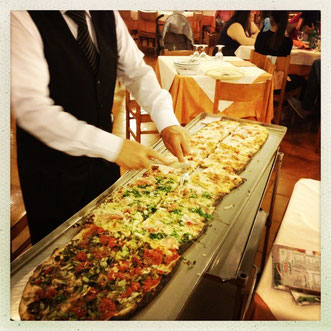 1 Meter Pizza im Ganzen.