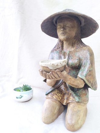 sculpture femme tenant un bol à offrir