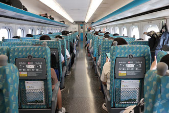 台湾高速鉄道車内。 日本と同様の2人席+3人席の配置