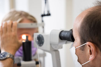 Professionelle Augenuntersuchung mit technischer Unterstuetzung