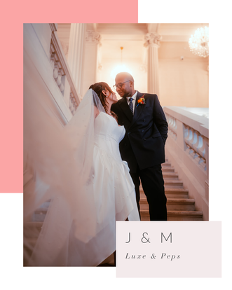 Photo des Mariés dans un escalier de château avec lustre, mariage organisé et décoré par My Daydream Wedding, wedding planner et designer à Paris, Lille, la France