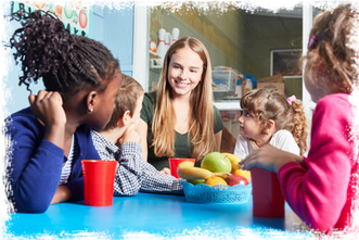 Mädchen sitzt mit 4 Kindern am Tisch mit Obst,Praktikum bei den Glückskindern