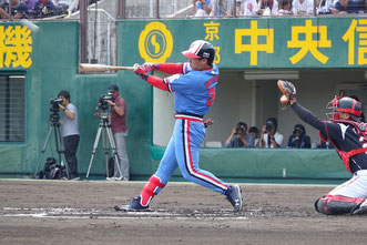 先制のホームランを放つ吉田選手