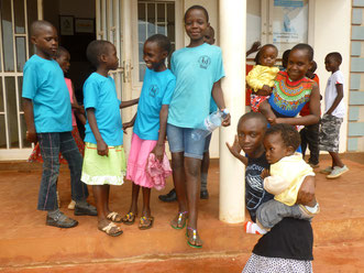 Einige Patenkinder am Jugendzentrum in Kampala