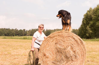 Ich oben auf dem Strohballen!