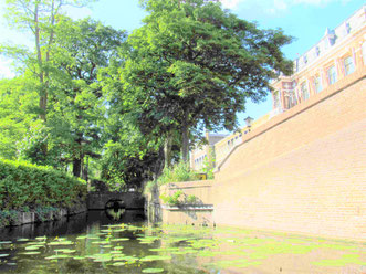 Grachtenfahrt Den Haag - tief im Bildhintergrund taucht die nächste Brücke auf