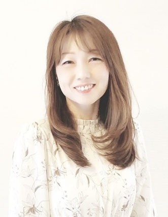 岐阜県岐阜市在住。愛知県出身。ヒプノセラピスト。ヒプノセラピーで変容。チャネリング、カードリーディング、カラーセラピー