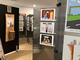 Zwei Cartoon-Ausstellungen in einer Galerie
