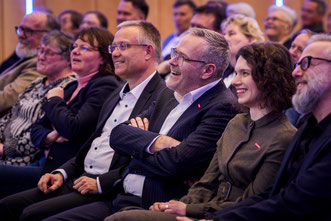Sehr gute Stimmung bei der Preisverleihung, auch bei Handwerkspräsident Jörg Dittrich (3. von rechts) Foto: Handwerkskammer André Wirsig 