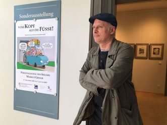 Heinrich-Zille-Karikaturenpreis-Gewinner Markus Grolik am Eingang seiner Personalausstellung im Radeburger Heinrich-Zille-Museum/Foto: Peter Ufer 