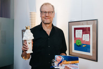 Sieger Matthias Kiefel aus Berlin mit exklusiver Trophäe und 1 Unze Feingold Foto: Volksbank Pirna 