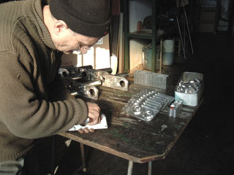 come vengono costruiti i motoriduttori per saliscale TCS/Elviotrolley . foto sul tavolino di montaggio .