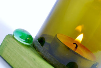 porta candela con base in legno colore verde bosco, decoro inferiore a gemma verde lucida - dim. 37.5 cl